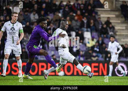 Beerschot's Loic MBE Soh e Cercle's Kevin Denkey in azione durante una partita di calcio tra Beerschot va e Cercle Brugge, domenica 01 dicembre 2024 ad Anversa, il giorno 16 della stagione 2024-2025 della "Jupiler Pro League" prima divisione del campionato belga. BELGA FOTO TOM GOYVAERTS Foto Stock