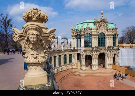 Dettagli architettonici negli spazi pubblici del palazzo Zwinger, Dresda, Germania Foto Stock