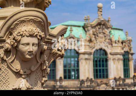 Dettagli architettonici negli spazi pubblici del palazzo Zwinger, Dresda, Germania Foto Stock