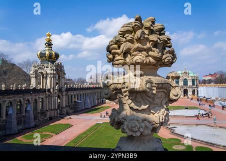 Dettagli architettonici negli spazi pubblici del palazzo Zwinger, Dresda, Germania Foto Stock