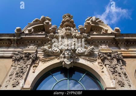 Dettagli architettonici negli spazi pubblici del palazzo Zwinger, Dresda, Germania Foto Stock