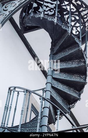 Matosinhos, Portogallo, 31 dicembre 2023: Scala a spirale in ferro ornato - dettaglio architettonico Foto Stock