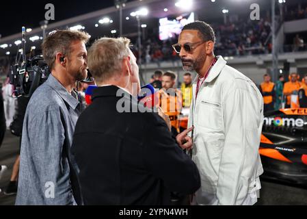 Doha, Qatar. 1 dicembre 2024. (Da L a R): Jenson Button (GBR) presentatore di Sky Sports F1/consulente senior Williams Racing; Simon Lazenby (GBR) presentatore di Sky Sports F1 TV e Rio Ferdinand (GBR) ex giocatore di calcio in griglia. 01.12.2024. Formula 1 World Championship, Rd 23, Qatar Grand Prix, Doha, Qatar, giorno della gara. Il credito fotografico dovrebbe essere: XPB/Alamy Live News. Foto Stock