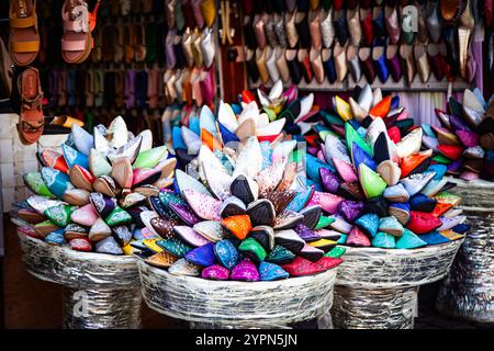 Colorate esibizioni di pantofole babouche nel suk del mercato di Marrakech Foto Stock