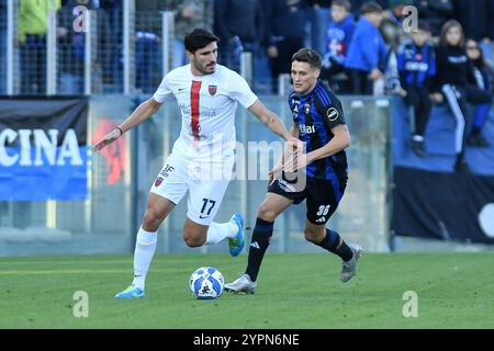 Alessandro Caporale (Cosenza) cn Gabriele Piccinini (Pisa) durante AC Pisa vs Cosenza calcio, partita italiana di serie B a Pisa, Italia, 1 dicembre 2024 Foto Stock