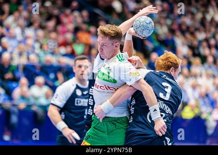 Contro Tim Suton (TBV Lemgo Lippe, #23)(verdeckt), Jonathan Edvardsson (TSV Hannover-Burgdorf, #26), Nicolai Theilinger (TBV Lemgo Lippe, #03) GER, TBV Lemgo Lippe vs. TSV Hannover-Burgdorf, Handball, 1. Bundesliga, 12 anni. Spieltag, Spielzeit 2024/2025, 01.12.2024 foto: Eibner-Pressefoto/Jan Rollinger Foto Stock