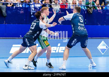 Contro Tim Suton (TBV Lemgo Lippe, #23), Jonathan Edvardsson (TSV Hannover-Burgdorf, #26), Jan Brosch (TBV Lemgo Lippe, #05) GER, TBV Lemgo Lippe vs. TSV Hannover-Burgdorf, Handball, 1. Bundesliga, 12 anni. Spieltag, Spielzeit 2024/2025, 01.12.2024 foto: Eibner-Pressefoto/Jan Rollinger Foto Stock