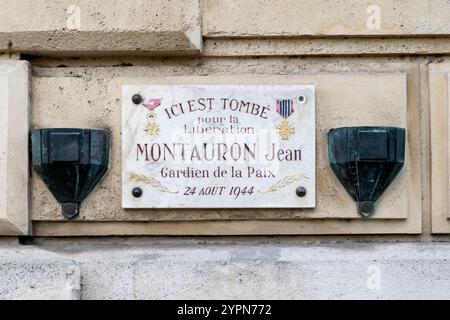 Una targa sul muro della prefettura di polizia sull'Ile de la Cité segna dove Jean Montauron fu ucciso durante la liberazione di Parigi nel 1944. Foto Stock