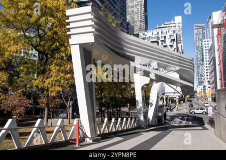 Struttura di supporto per la CN Tower e il cartello Ripley's Aquarium su Front Street West nel centro di Toronto, Ontario, Canada Foto Stock