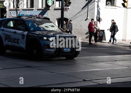 Auto della polizia in King Street West nel centro di Toronto, Ontario, Canada Foto Stock