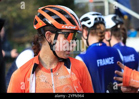 Sport Ireland Campus Riders esausti al traguardo della gara junior di ciclocross femminile. (Hugh de Paor/SPP) Foto Stock