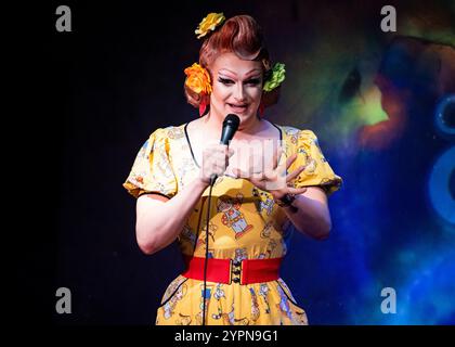 Kate Butch si esibisce al Joker Comedy Club al Caddies Comedy Club, Southend-on-Sea, Essex © Clarissa Debenham (Film Free Photography) / Alamy Foto Stock