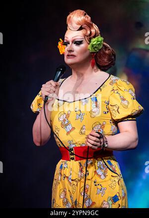 Kate Butch si esibisce al Joker Comedy Club al Caddies Comedy Club, Southend-on-Sea, Essex © Clarissa Debenham (Film Free Photography) / Alamy Foto Stock