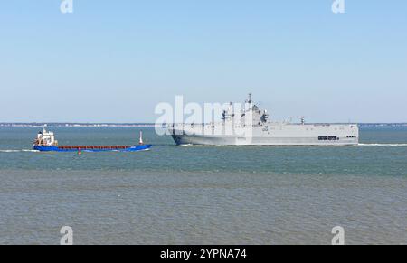 Saint-Nazaire, Francia. 30 novembre 2024: Mentre la guerra in Ucraina si intensifica in vista di potenziali negoziati e di una corsa per nuove tecnologie militari, guardate indietro a un evento dimenticato. 10 anni fa, negli ultimi giorni di novembre 2014, il presidente francese Francois Hollande ha rifiutato di onorare il contratto per la consegna di due portaelicotteri (classe BPC Mistral) alla Russia, in seguito all'invasione della Crimea. Allo stesso tempo, apparecchiature INFORMATICHE sensibili furono rubate a una delle due navi in costruzione: Le navi anfibie LHD Vladivostok e Sebastopol (Landing Helicopter Dock). Crediti: KEVIN IZORCE/Ala Foto Stock