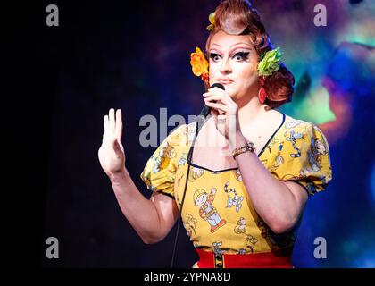 Kate Butch si esibisce al Joker Comedy Club al Caddies Comedy Club, Southend-on-Sea, Essex © Clarissa Debenham (Film Free Photography) / Alamy Foto Stock