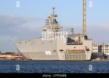 Saint-Nazaire, Francia. 30 novembre 2024: Mentre la guerra in Ucraina si intensifica in vista di potenziali negoziati e di una corsa per nuove tecnologie militari, guardate indietro a un evento dimenticato. 10 anni fa, negli ultimi giorni di novembre 2014, il presidente francese Francois Hollande ha rifiutato di onorare il contratto per la consegna di due portaelicotteri (classe BPC Mistral) alla Russia, in seguito all'invasione della Crimea. Allo stesso tempo, apparecchiature INFORMATICHE sensibili furono rubate a una delle due navi in costruzione: Le navi anfibie LHD Vladivostok e Sebastopol (Landing Helicopter Dock). Crediti: KEVIN IZORCE/Ala Foto Stock