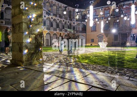 Foto sfocata con le persone in Festa delle luci d'acqua nel centro storico della città vecchia di Bressanone in alto Adige - Sudtirol Foto Stock