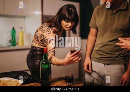 Amici che si godono un drink mentre preparano una festa di compleanno Foto Stock