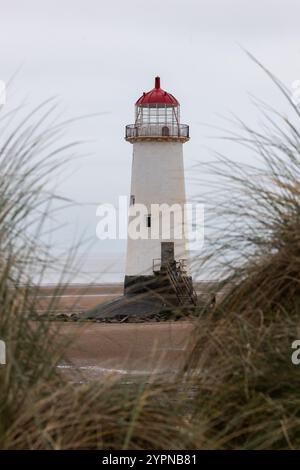 Guardando attraverso l'erba verso Point of Ayr Lighthouse visto con bassa marea, preso il 30 ottobre 2024. Foto Stock