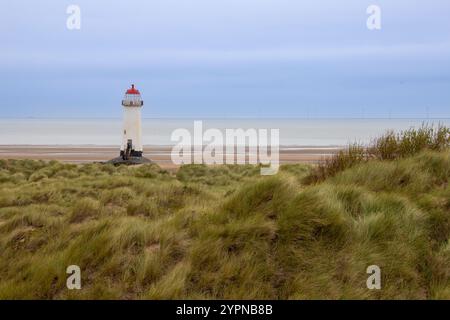 Faro Point of Ayr visto durante la bassa marea in piedi su Talacre Beach, preso il 30 ottobre 2024,5 Foto Stock