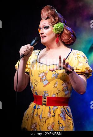 Kate Butch si esibisce al Joker Comedy Club al Caddies Comedy Club, Southend-on-Sea, Essex © Clarissa Debenham (Film Free Photography) / Alamy Foto Stock