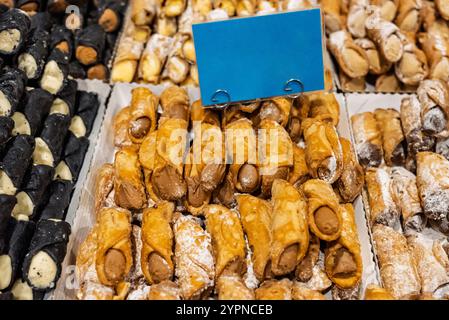 Cannoli, pasticceria siciliana costituita da un guscio a forma di tubetto di pasta fritta, ripieno di un ripieno dolce e cremoso contenente ricotta. Itali Foto Stock