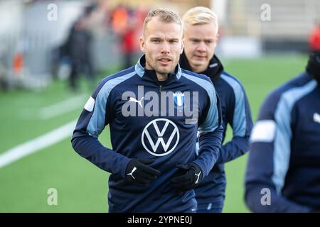 Malmoe, Svezia. 1 dicembre 2024. Oscar Lewicki di Malmoe FF si sta scaldando prima del match Svenska Cupen tra Torslanda IK e Malmoe FF al Malmoe Idrottsplats di Malmoe. Credito: Gonzales Photo/Alamy Live News Foto Stock