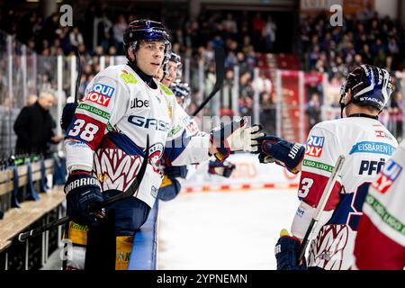 Torjubel Yannick Veilleux (38, Eisbaeren Berlin ) Leonhard PF?derl Pfoederl (93, Eisbaeren Berlin ), Nuernberg Ice Tigers vs. Eisbaeren Berlin, Eishockey, Penny DEL, 22. Spieltag, 01.12.2024, foto: Eibner-Pressefoto/Thomas Hahn Foto Stock