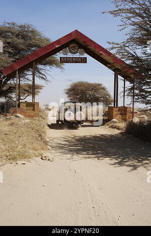 SERENGETI, TANZANIA - 23 luglio 2024: Porta al Parco Nazionale Africano nella regione di Simiyu, cielo azzurro limpido in caldo sole giorno d'inverno - verticale Foto Stock