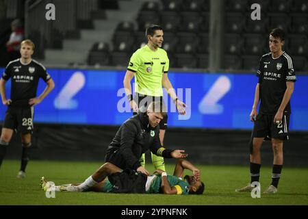 Eupen, Belgio. 1 dicembre 2024. Samuel Gueulette di RAAL e viene ferito durante una partita di calcio tra KAS Eupen e RAAL la Louviere, a Eupen, il giorno 13 della 2024-2025 'Challenger Pro League' 1B seconda divisione del campionato belga, domenica 01 dicembre 2024. BELGA FOTO JOHN THYS credito: Belga News Agency/Alamy Live News Foto Stock