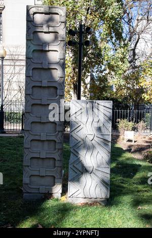 Sculture astratte di pilastri in pietra al Campbell House Museum in Queen Street West nel centro di Toronto, Ontario, Canada Foto Stock