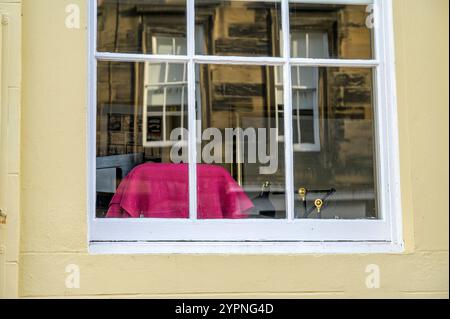 Guardando da una finestra verso un ufficio vuoto, nel Regno Unito Foto Stock