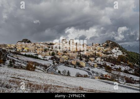 È una città italiana di 732 abitanti nella provincia di Isernia in Molise, famosa per il Santuario sannita. Foto Stock