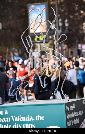 Valencia, Spagna - 1 dicembre 2024. La maratona di Valencia Trinidad Alfonso 2024 è stata un evento di corsa molto intenso ed emozionante a causa del recente disastro delle inondazioni DANA. Il legame tra pubblico e atleti è stato profondo e l'occasione per stare insieme come comunità. Gli spettatori e gli spettatori incoraggiano e sostengono i corridori, anche quelli meno competitivi. Crediti: Roberto Arosio/Alamy Live News Foto Stock