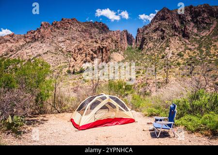 Tenda e sedia da campeggio al Chisos Basin Campground nel Big Bend National Park. Foto Stock