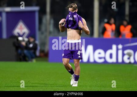 Firenze, Italia. 1 dicembre 2024. Edoardo Bove dell'ACF Fiorentina indossa la sua maglia durante la partita di serie A tra l'ACF Fiorentina e l'FC Internazionale allo stadio Artemio Franchi di Firenze, 1 dicembre 2024. Crediti: Insidefoto di andrea staccioli/Alamy Live News Foto Stock