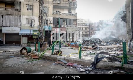 Il fumo sale in seguito agli attacchi aerei israeliani nei sobborghi meridionali di Beirut noti come Dahiyeh. Israele lanciò una delle più intense campagne aeree della storia contemporanea contro il gruppo militante libanese Hezbollah dal settembre 2024, in particolare mirando ai sobborghi meridionali di Beirut tra le altre aree del paese. Foto Stock