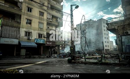 Il fumo sale in seguito agli attacchi aerei israeliani nei sobborghi meridionali di Beirut noti come Dahiyeh. Israele lanciò una delle più intense campagne aeree della storia contemporanea contro il gruppo militante libanese Hezbollah dal settembre 2024, in particolare mirando ai sobborghi meridionali di Beirut tra le altre aree del paese. Foto Stock