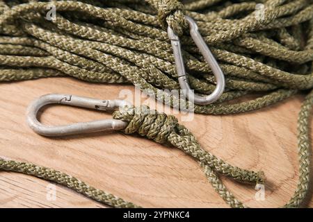 Nodi per arrampicata. Moschettone, nodi di scivolamento, nodi di costrittore, nodo di Hangman. Khaki militare, sopravvivenza, equipaggiamento di sicurezza alpinismo. Foto Stock