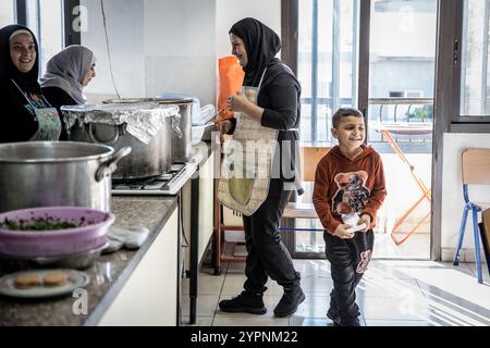 Beirut, Libano. 21 novembre 2024. Le famiglie sfollate entrano in un centro di accoglienza gestito dalla ONG Mouvement Social a Bourj Hammoud, Beirut. Israele lanciò una delle più intense campagne aeree della storia contemporanea contro il gruppo militante libanese Hezbollah dal settembre 2024, in particolare mirando ai sobborghi meridionali di Beirut tra le altre aree del paese. (Credit Image: © Sally Hayden/SOPA Images via ZUMA Press Wire) SOLO PER USO EDITORIALE! Non per USO commerciale! Foto Stock