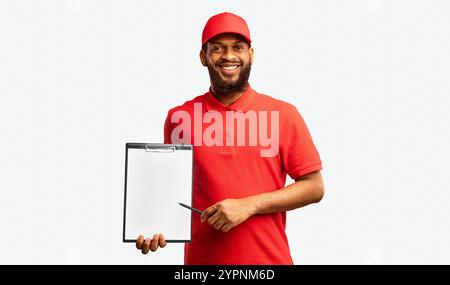 Cartella di tenuta dell'uomo della consegna con carta vuota su sfondo giallo Foto Stock