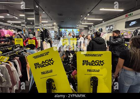 Il negozio di scarpe da ginnastica e sport nel centro commerciale Puerto Venecia è pieno di persone durante la settimana di vendita del Black Friday, Saragozza, Spagna Foto Stock