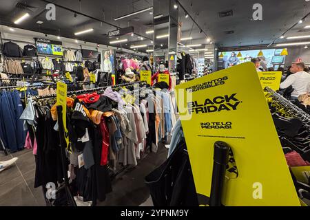 Il negozio di scarpe da ginnastica e sport nel centro commerciale Puerto Venecia è pieno di persone durante la settimana di vendita del Black Friday, Saragozza, Spagna Foto Stock