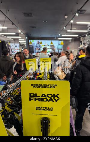 Il negozio di scarpe da ginnastica e sport nel centro commerciale Puerto Venecia è pieno di persone durante la settimana di vendita del Black Friday, Saragozza, Spagna Foto Stock