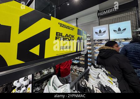 Il negozio di scarpe da ginnastica e sport nel centro commerciale Puerto Venecia è pieno di persone durante la settimana di vendita del Black Friday, Saragozza, Spagna Foto Stock