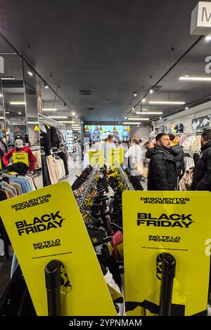 Il negozio di scarpe da ginnastica e sport nel centro commerciale Puerto Venecia è pieno di persone durante la settimana di vendita del Black Friday, Saragozza, Spagna Foto Stock