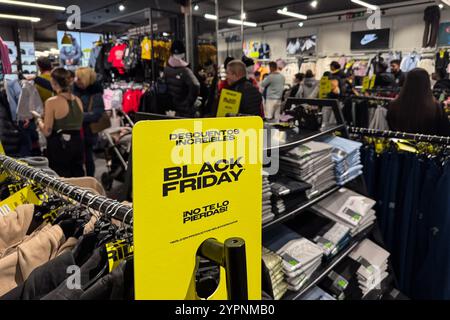 Il negozio di scarpe da ginnastica e sport nel centro commerciale Puerto Venecia è pieno di persone durante la settimana di vendita del Black Friday, Saragozza, Spagna Foto Stock