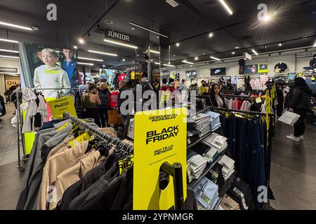 Il negozio di scarpe da ginnastica e sport nel centro commerciale Puerto Venecia è pieno di persone durante la settimana di vendita del Black Friday, Saragozza, Spagna Foto Stock