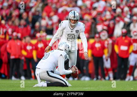 Kansas City, Missouri, Stati Uniti. 29 novembre 2024. I Las Vegas Raiders piazzano il kicker Daniel Carlson (2) durante una partita contro i Kansas City Chiefs al GEHA Field all'Arrowhead Stadium di Kansas City, Missouri. David Smith/CSM/Alamy Live News Foto Stock