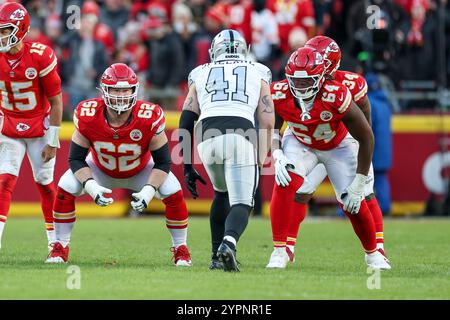 Kansas City, Missouri, Stati Uniti. 29 novembre 2024. I Kansas City Chiefs difendono Joe Thuney (62) e l'offensive tackle Wanya Morris (64) dei Kansas City Chiefs durante una partita contro i Las Vegas Raiders al GEHA Field all'Arrowhead Stadium di Kansas City, Missouri. David Smith/CSM (immagine di credito: © David Smith/Cal Sport Media). Crediti: csm/Alamy Live News Foto Stock